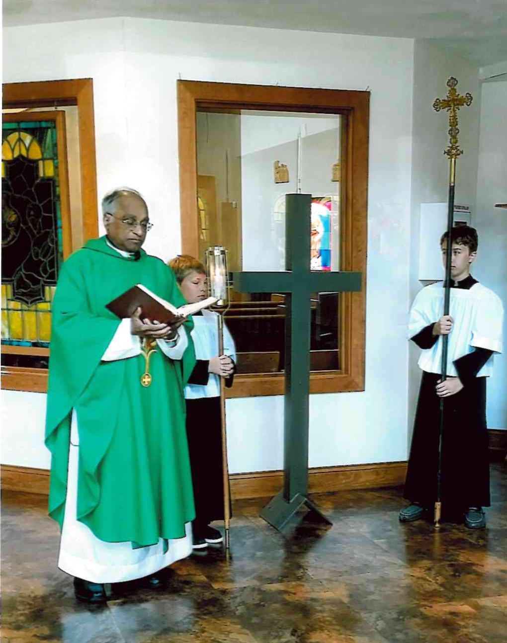 Fr. John Kizhakedan blesses the new cross